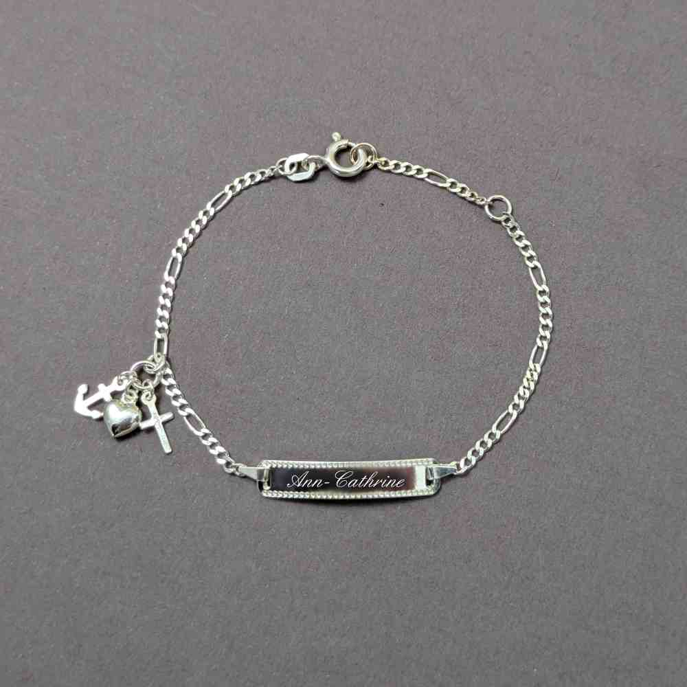 Glücksarmband mit Namensgravur als Geschenk zur Kommunion